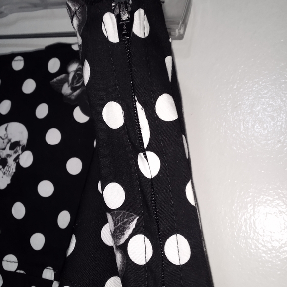 NWT Black & White Polka Dot Skull & Rose Skirt Plus Size 2 - Picture 4 of 5